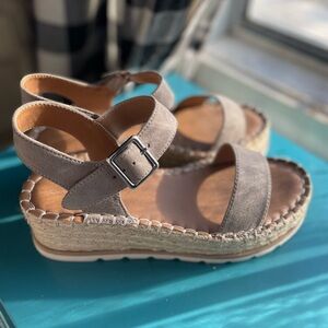 Universal Thread Tan Espadrille Sandals